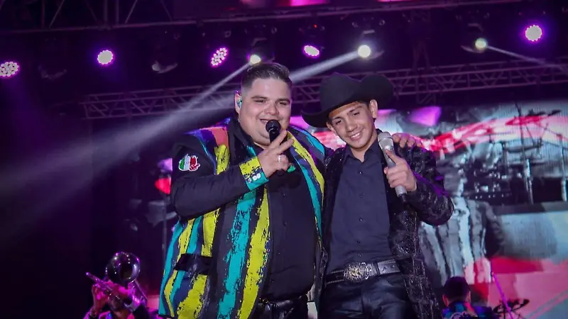 Richard junto a uno de los vocalistas de la Banda Pequeños Musical.